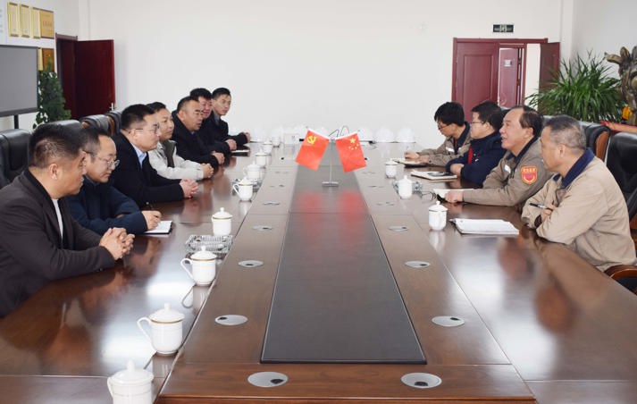 察右前旗旗委常委、統(tǒng)戰(zhàn)部部長朝魯孟深入旭峰炭素公司開展“助企行動”專項(xiàng)調(diào)研